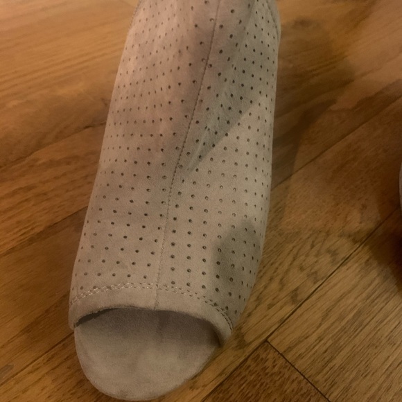 Suede tan booties with peep toe block heels - Picture 2 of 4